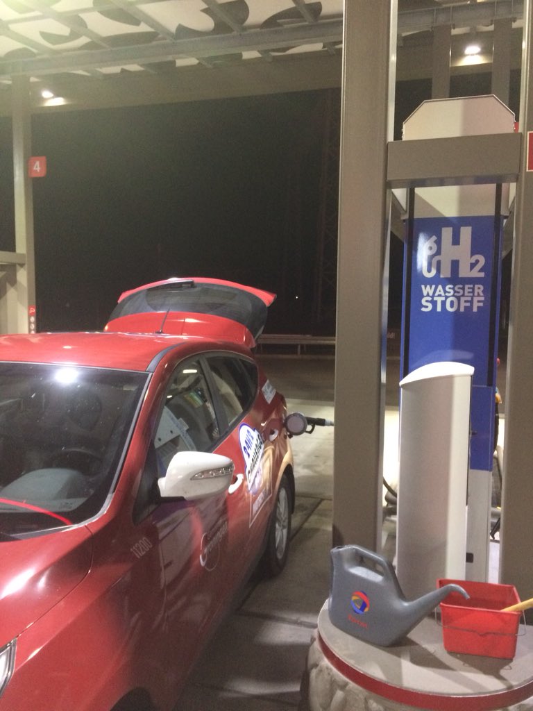 arthurdammers's tweet photo. Waterstof tanken kan in Duitsland gewoon naast de oude brandstoffen! #24h2challenge https://t.co/g0RfCOCjqw