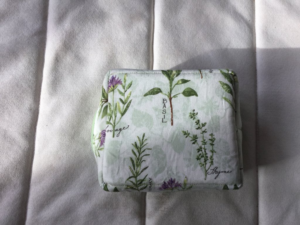 SandrineSthread's tweet photo. small rectangular essential oils basket, perfect for essential oils used in a kitchen. I have all my cleaning oils in one and the ones for my drinks in another ! available in my etsy store https://t.co/MdrkwBrcEt #essentialoils #smallbaskets https://t.co/uk2xIwBEE2