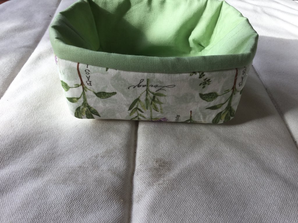 SandrineSthread's tweet photo. small rectangular essential oils basket, perfect for essential oils used in a kitchen. I have all my cleaning oils in one and the ones for my drinks in another ! available in my etsy store https://t.co/MdrkwBrcEt #essentialoils #smallbaskets https://t.co/uk2xIwBEE2