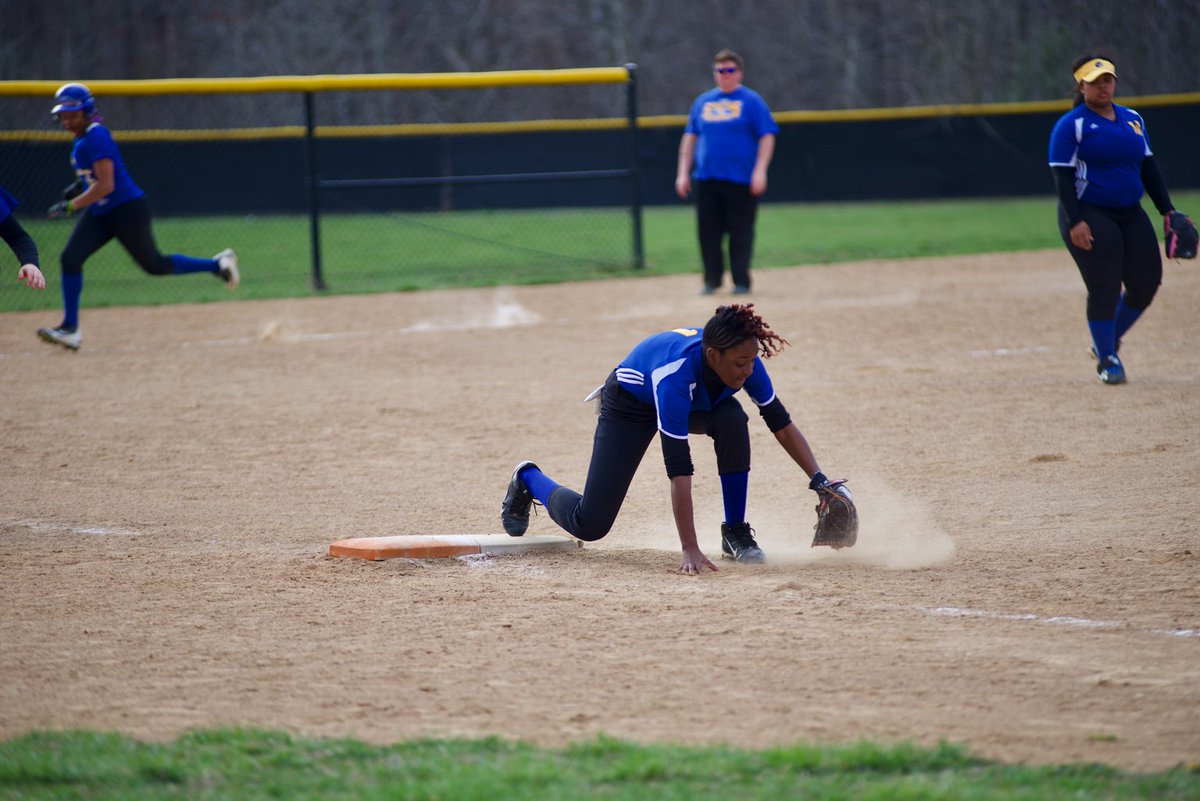 bjwardsports's tweet photo. @WiseSoftball 1st base getting in some stretch. @WisePumaSports https://t.co/n1a1LVmGqE