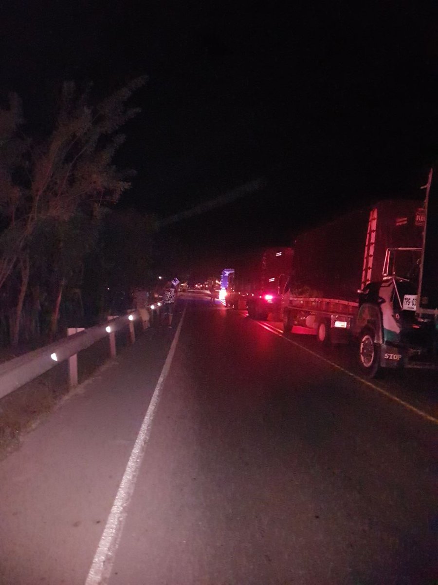 LaVozInforma's tweet photo. Urgente: Hay trancón monumental en vía Santa Marta - Bosconia, hace dos horas, por un bus atravesado en la vía, se maneja la hipótesis que el bus está "secuestrado" por un hombre en Santa Rosalia, Magdalena que alega tener varios explosivos, y tiene varios rehenes. Por confirmar. https://t.co/N61LZmkpjw