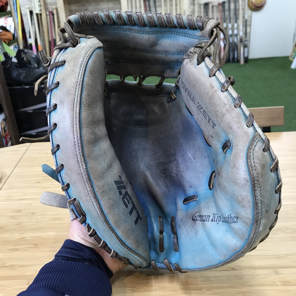 ロクハチ野球工房 古田さんに少しでも近づきたくて購入したキャッチャーミット 色んな思い出が詰まってる 伊藤智仁さんのスライダー捕れなかったなぁ ロクハチ野球工房 キャッチャーミット ゼット 古田敦也 伊藤智仁 鬼スライダー 24年前のミット