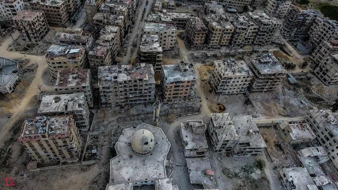 RevolutionSyria's tweet photo. هكذا أصبحت #دوما، الأبنية خاوين وتحولت إلى جبال من الركام وبعضها أنهارت جزئياً، وتراكمت في الشوارع الحجارة ، دمار طغى على المشهد خلفه القصف #الروسي والأسدي..
صوره جوية تظهر الدمار الهائل لمدينة #دوما في #الغوطة_الشرقية
#ريف_دمشق https://t.co/fOL4Smm3Vd