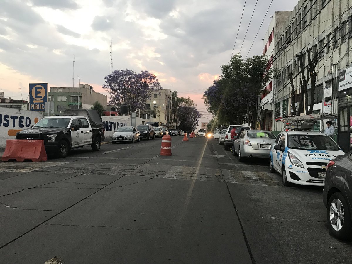 ferock101's tweet photo. Hasta cuando @NaucalpanCiudad piensan poner orden en esta calle? Sus conos naranjas solo causan conflicto @seguridadnau con nuevo presidente e insisten con su desorden https://t.co/oR8QGa6ZI9