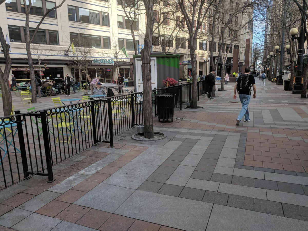 tegiminis's tweet image. There used to be benches here... #HostileArchitecture