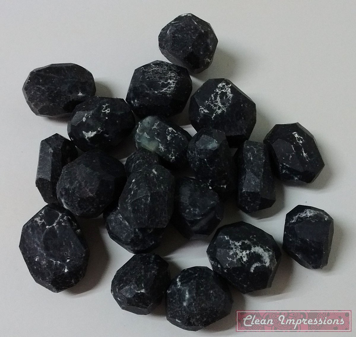 Clean_Impress's tweet image. Just a group of embeds waiting for their turn to decorate the next batch of soap. :)
#cleanimpressions #embeds #soap #soapmaking