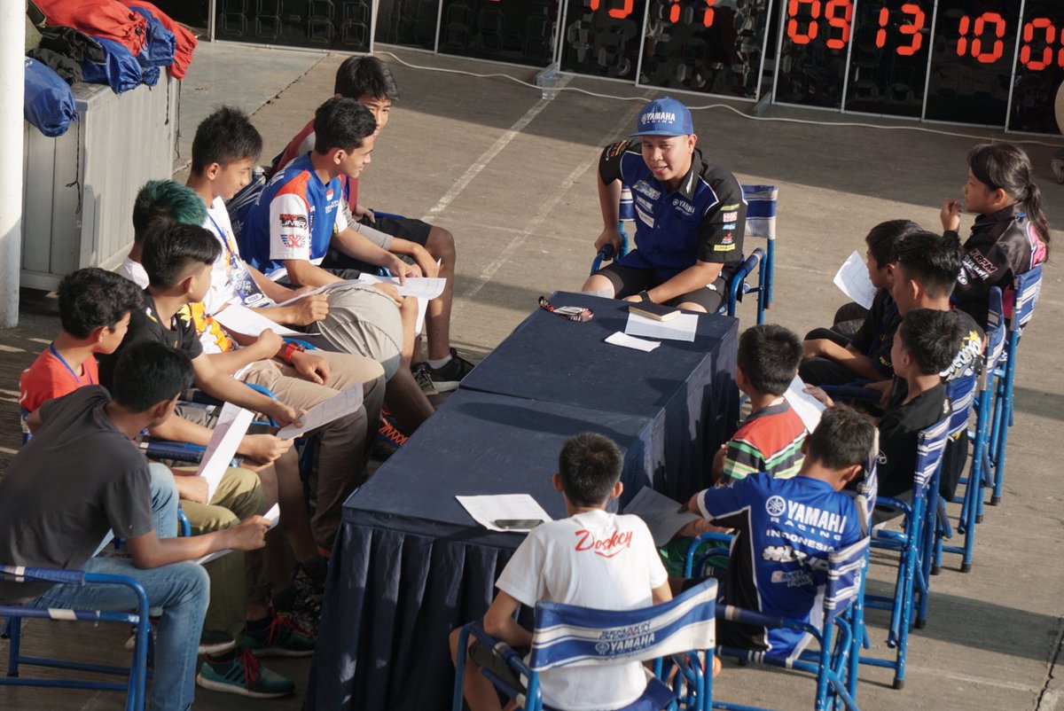 Riders briefing #AllNewR15 Idemitsu Junior Pro #UntukMerahPutihSemakinDiDepan #YamahaRacing #YamahaRacingIndonesia #YamahaSundayRace2018
