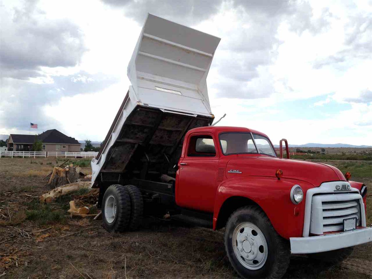 ClassicCars_com's tweet photo. Satisfy the inner child and get a dump truck 🚚  - 1950 GMC Dump Truck: https://t.co/4viS18Yzw0

#classiccarsdotcom #driveyourdream #forsale #dumptruck #funkyfinds #GMC #vintage #classictruck https://t.co/itLbN3MpsC