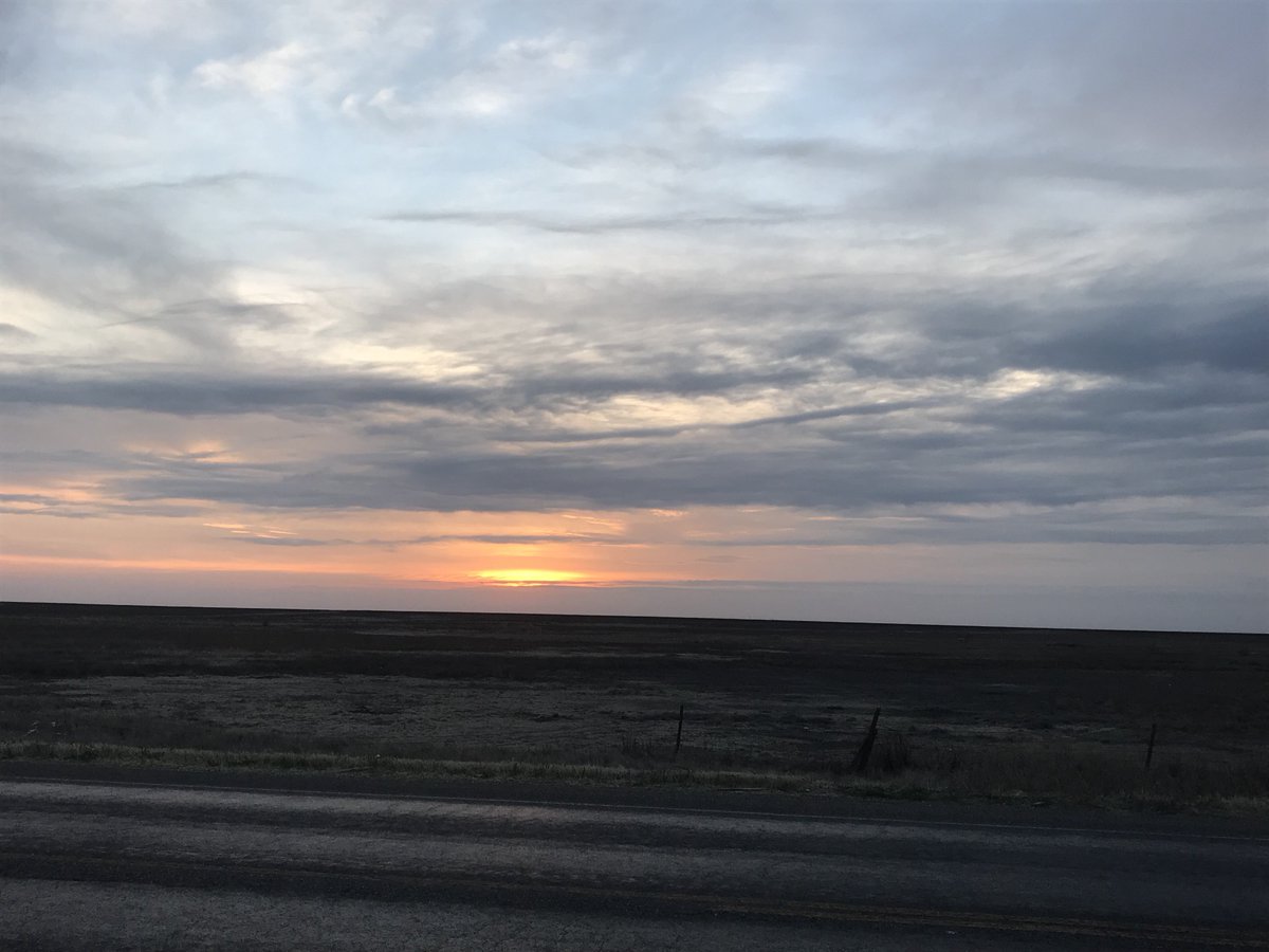 taharbert's tweet photo. Headed NE to a wedding shower! Cold and windy but a pretty sunset!! #hadtopullover https://t.co/CWMMbB3t9i