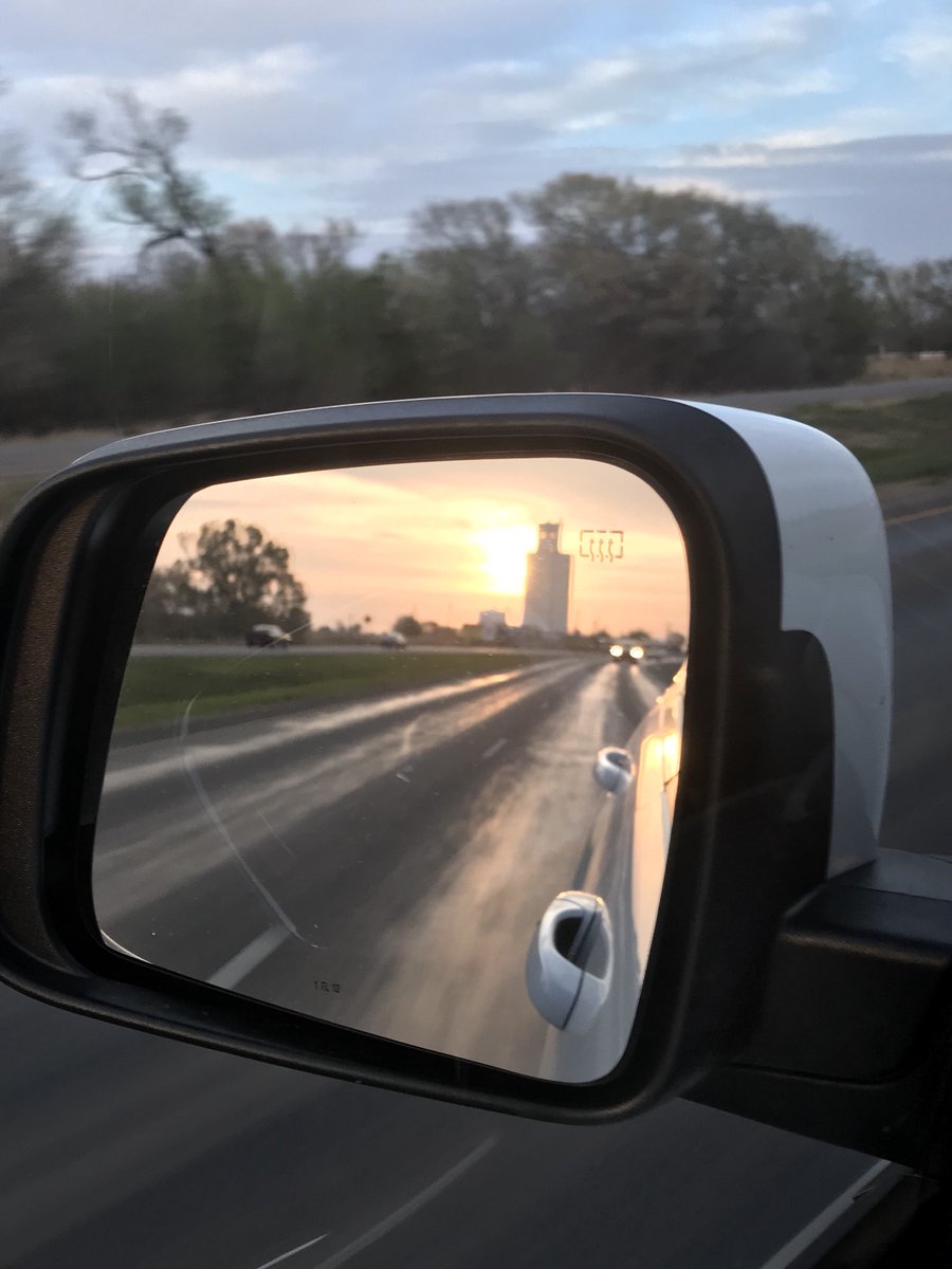 taharbert's tweet photo. Headed NE to a wedding shower! Cold and windy but a pretty sunset!! #hadtopullover https://t.co/CWMMbB3t9i