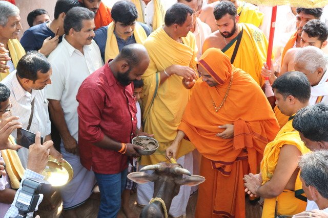 SriSamsthana's tweet photo. ಬದುಕಿ ಬಂದೆಯಾ ಭಗವಂತನ ಕರುಣೆಯೇ!

ಇವಳೇ ಅವಳು! ಕೈರಂಗಳದಲ್ಲಿ ಕಟುಕರ ಕರವಾಲಗಳೆಡೆಯಿಂದ ಪಾರಾದವಳು! ಪಕ್ಕದಲ್ಲಿ ಅಮೃತದಾಯಿನಿಯ ಅಮೃತಾಹಾರದ ಪಾತ್ರವನ್ನು ಹಿಡಿದು ನಿಂತಿರುವುದು ಆಕೆಯನ್ನು ಬದುಕಿಸಿಕೊಂಡ ವೀರ ಗೋಪಾಲಕ ವಿಶ್ವನಾಥ ಕಡ್ವಾಯಿ..

ಕಾಯುವ ಕೈಗಿರುವ ಬಲ ಕೊಲ್ಲುವ ಕೈಗೆಲ್ಲಿದೆ!?

#ಕೈರಂಗಳ_ಗೋಕಳ್ಳತನ
#LetMeLive https://t.co/7in8cpRsLu