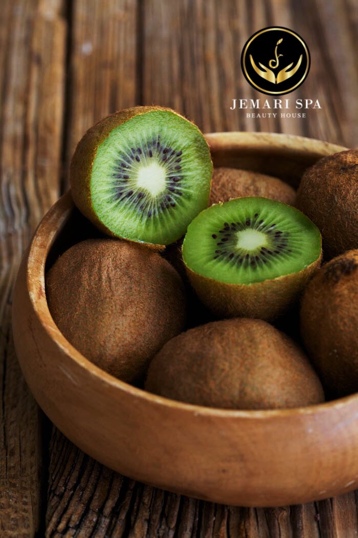 jemari_spa's tweet photo. KHASIAT BUAH KIWI YG PADU 🥝 

Menghasilkan Keseimbangan Alkalin
Kiwi termasuk di dalam kateogri buah-buahan paling alkalin, bermakna ia kaya dengan bekalan mineral untuk menggantikan lebihan makanan berasid yang biasanya dimakan oleh individu. https://t.co/viI6uueozZ