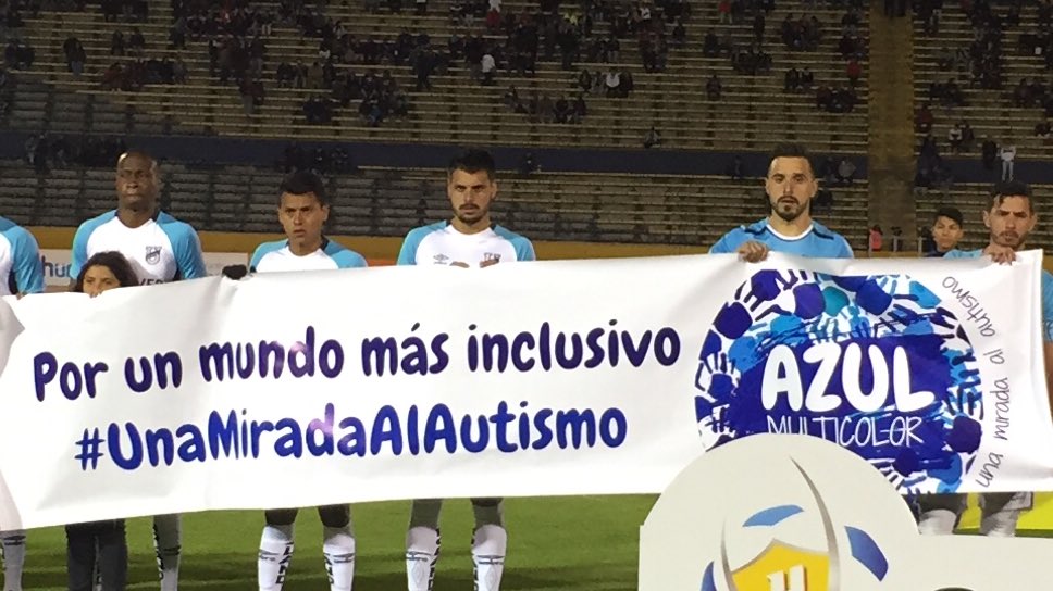 UCatolicaEC's tweet photo. @UCatolicaEC mostró su apoyo a la campaña #UnaMiradaAlAutismo #AzulMulticolor 👍👍💙🚊 https://t.co/Ycxzfj3yUZ
