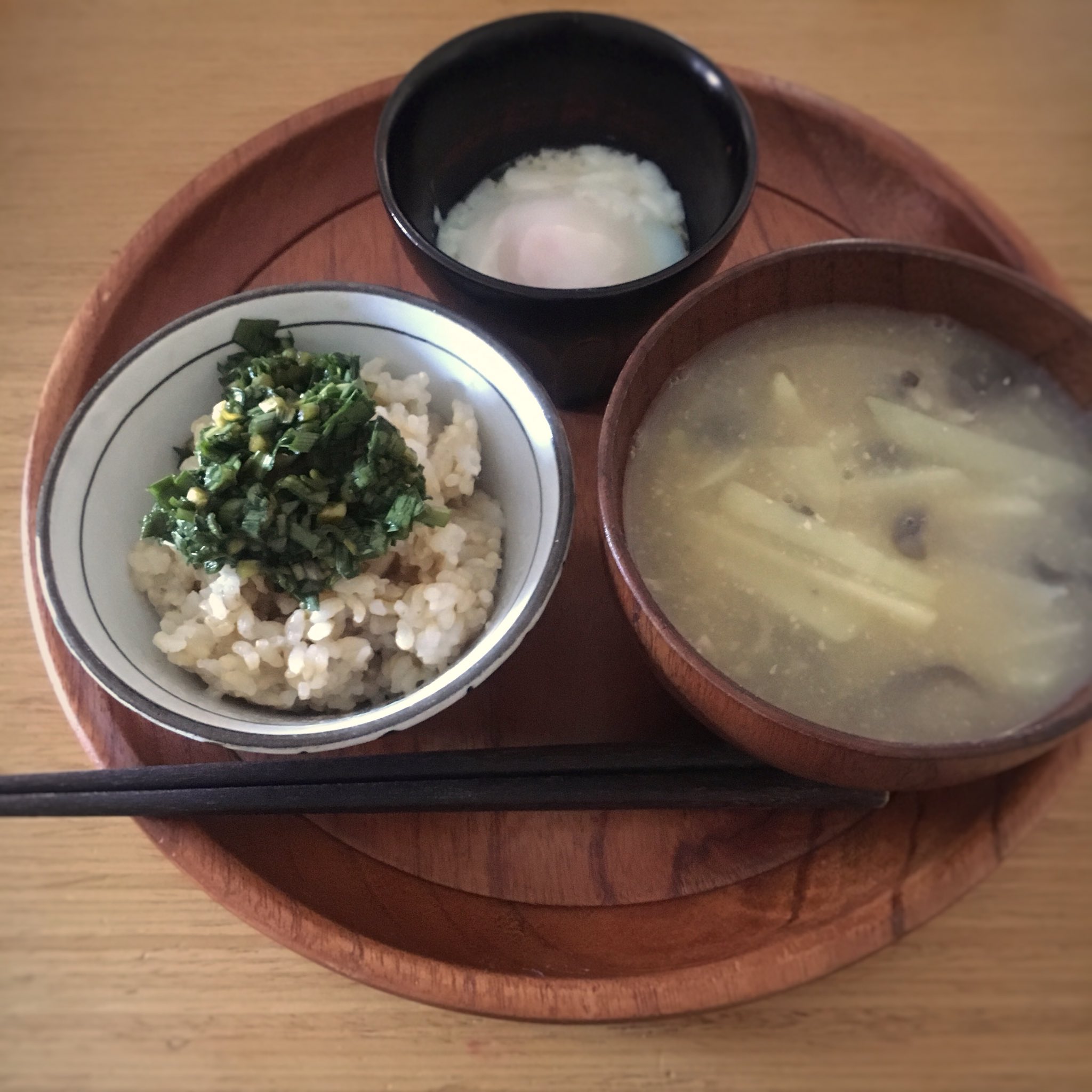 寿木けい ニラの酢醤油 ニラを粗くみじん切りして 醤油と酢を1 1で加えて混ぜるだけ 作りたての歯ごたえも美味しいが2 3日置いても よい 熱々のご飯に T Co 9iu3tc2aoy Twitter