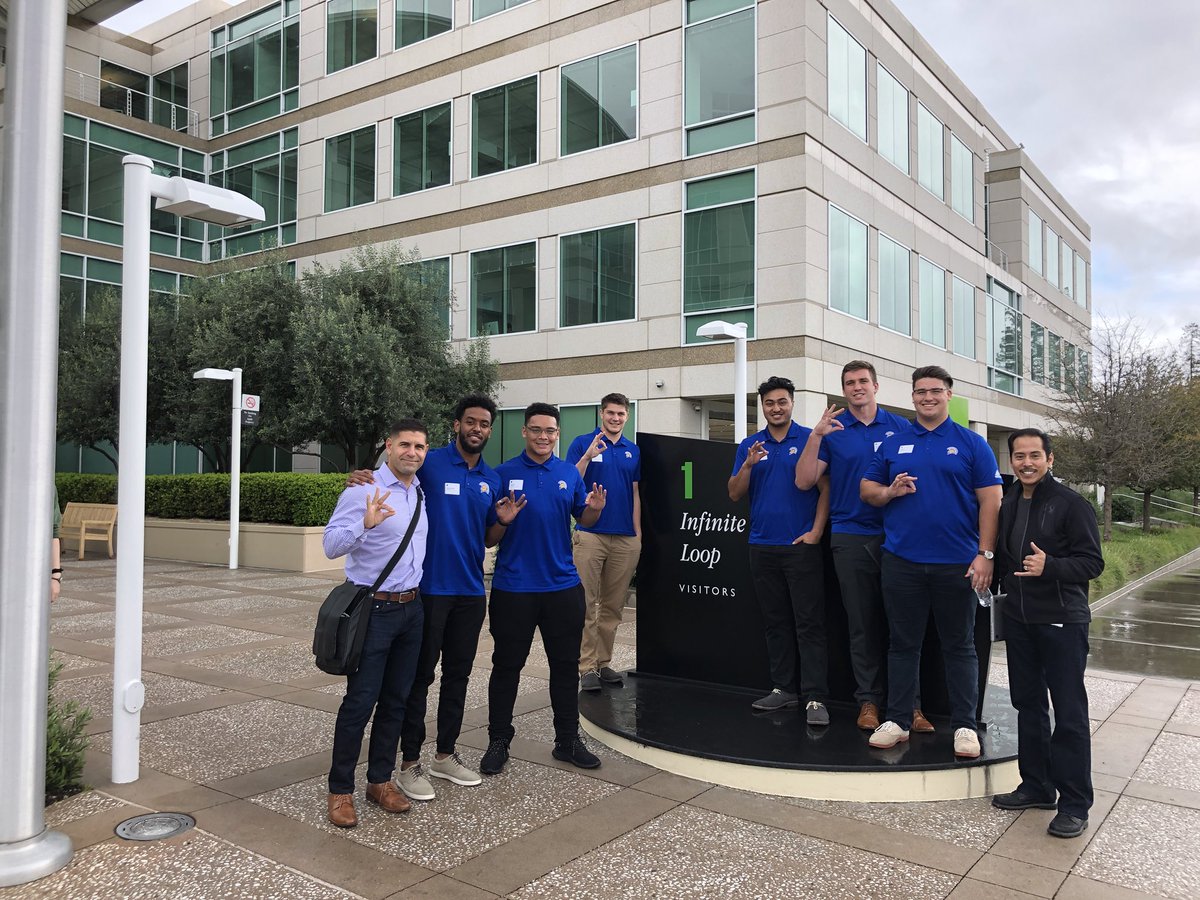 sanjosestateBF's tweet photo. This program •CULTIVATES• knowledge about and relationships with the #SiliconValley to prepare our players for life beyond the playing field. #appletour 🍎 https://t.co/gOmMVLR7sq