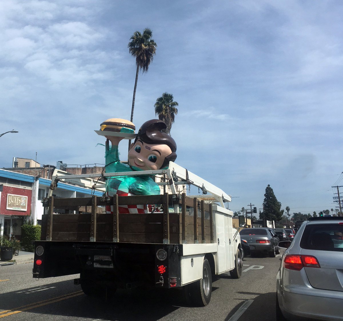 cpollak's tweet photo. Saw this on the way home today - Bob's Big Boy clearly being held against his will in the back of a pick-up truck. #OnTheWay #BigBoy #roadtrip https://t.co/ZgAop9M01z