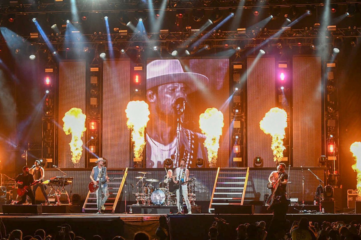 festivaltortuga's tweet photo. And that’s how we do it ‘round here! We couldn’t have asked for a better first night of #TortugaFest! We’ll see y’all tomorrow! 🔥 https://t.co/NTKKmkf6sU