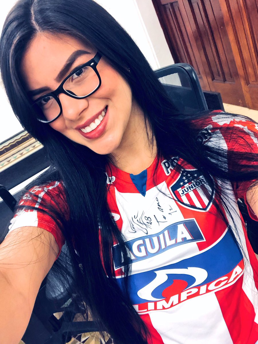 BilbaoCarolinaa's tweet photo. Y cómo ya casi cumple Barranquilla, decidí subir este #Tb para mostrarles una de las cosas más lindas que tiene esta ciudad, mi Juju❤️💙 

Ahí les va para los que dicen que nunca me han visto con esta belleza de camiseta...
 #Del28 #Serje 👫💪🏻⚽️ https://t.co/kvWMCo3JZ0