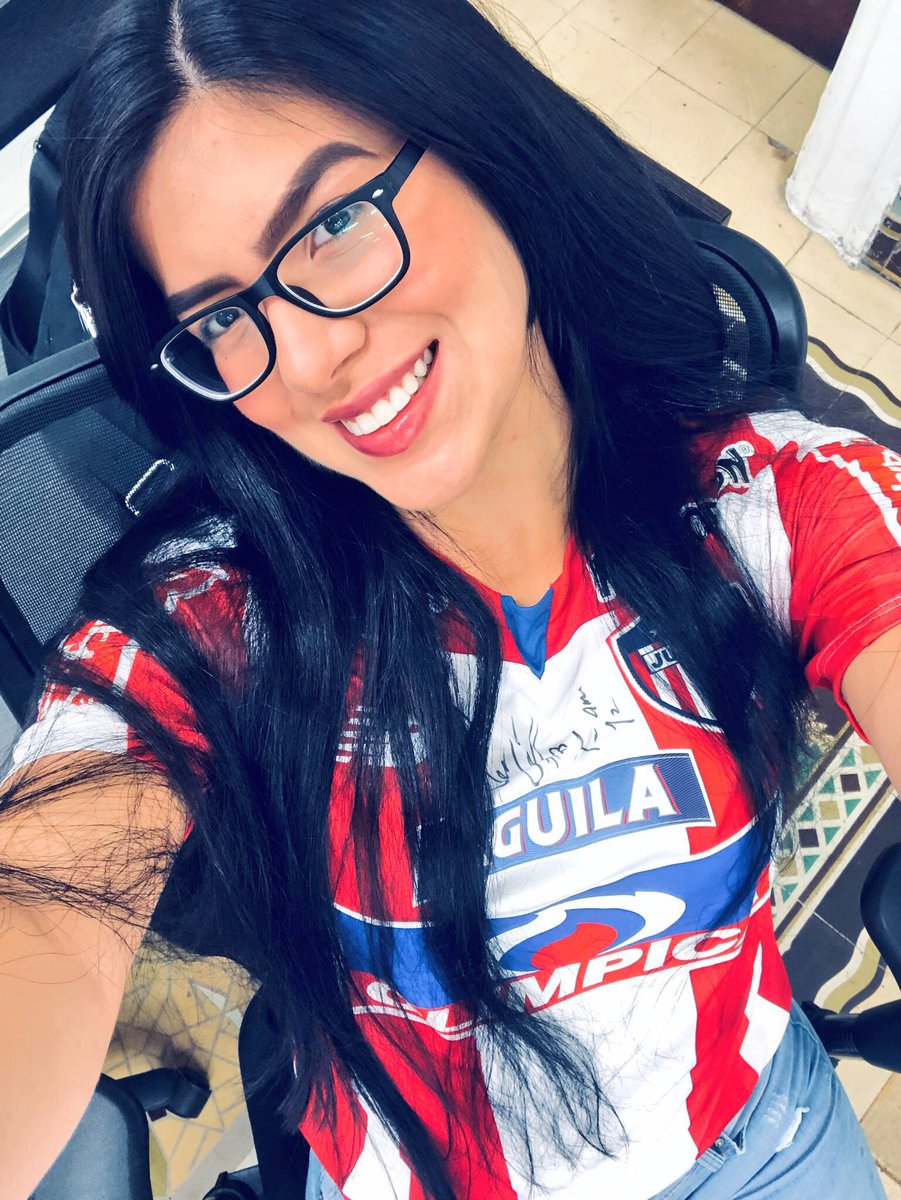BilbaoCarolinaa's tweet photo. Y cómo ya casi cumple Barranquilla, decidí subir este #Tb para mostrarles una de las cosas más lindas que tiene esta ciudad, mi Juju❤️💙 

Ahí les va para los que dicen que nunca me han visto con esta belleza de camiseta...
 #Del28 #Serje 👫💪🏻⚽️ https://t.co/kvWMCo3JZ0