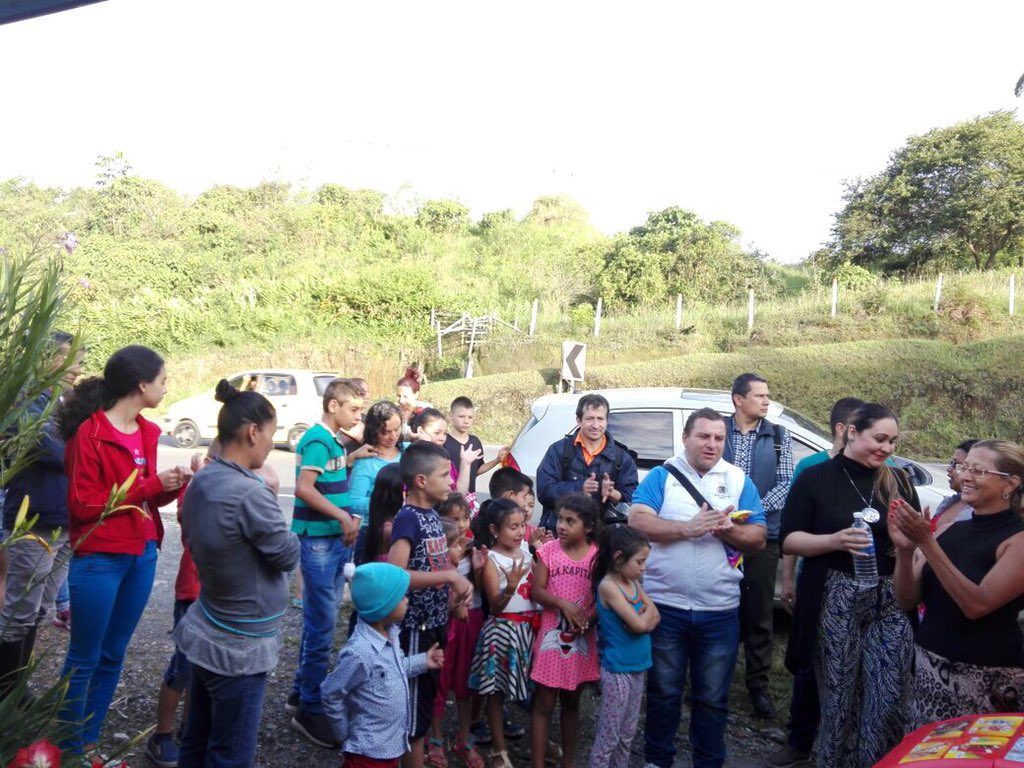 Alcaldiastarosa's tweet photo. Nuestro alcalde @HAriasMejia continúa entregando kit escolares en diferentes sectores, hoy estuvo en el barrio La Argelia, allí también donó 22 gafas gracias al convenio entre la Administración Municipal y la fundación Fudepo. @Micuel4 @cncnoticias @jeanorva @eldiariopereira https://t.co/qYOs0ZtF1B
