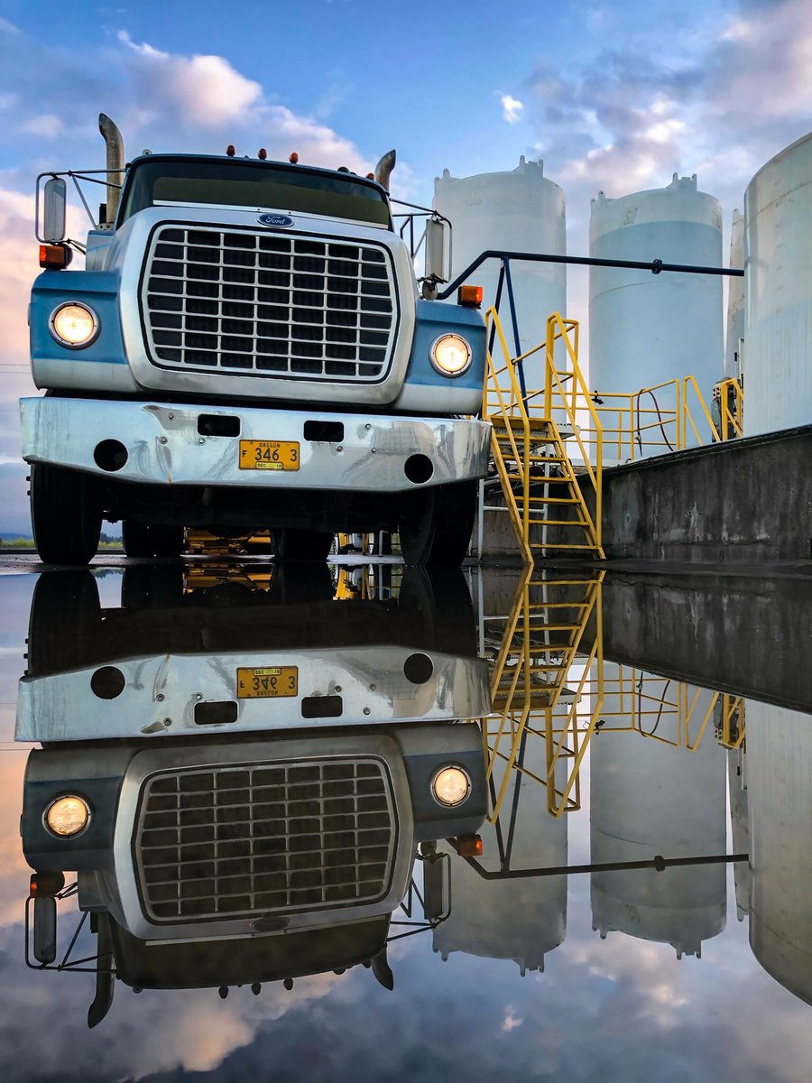 oregonaglink's tweet photo. What a gorgeous photo at our member #MarionAgService’s fertilizer plant! Beautiful way to wrap up Friday. 📷: Seth Buck #ORag #FridayFoto https://t.co/n54wfCerBN