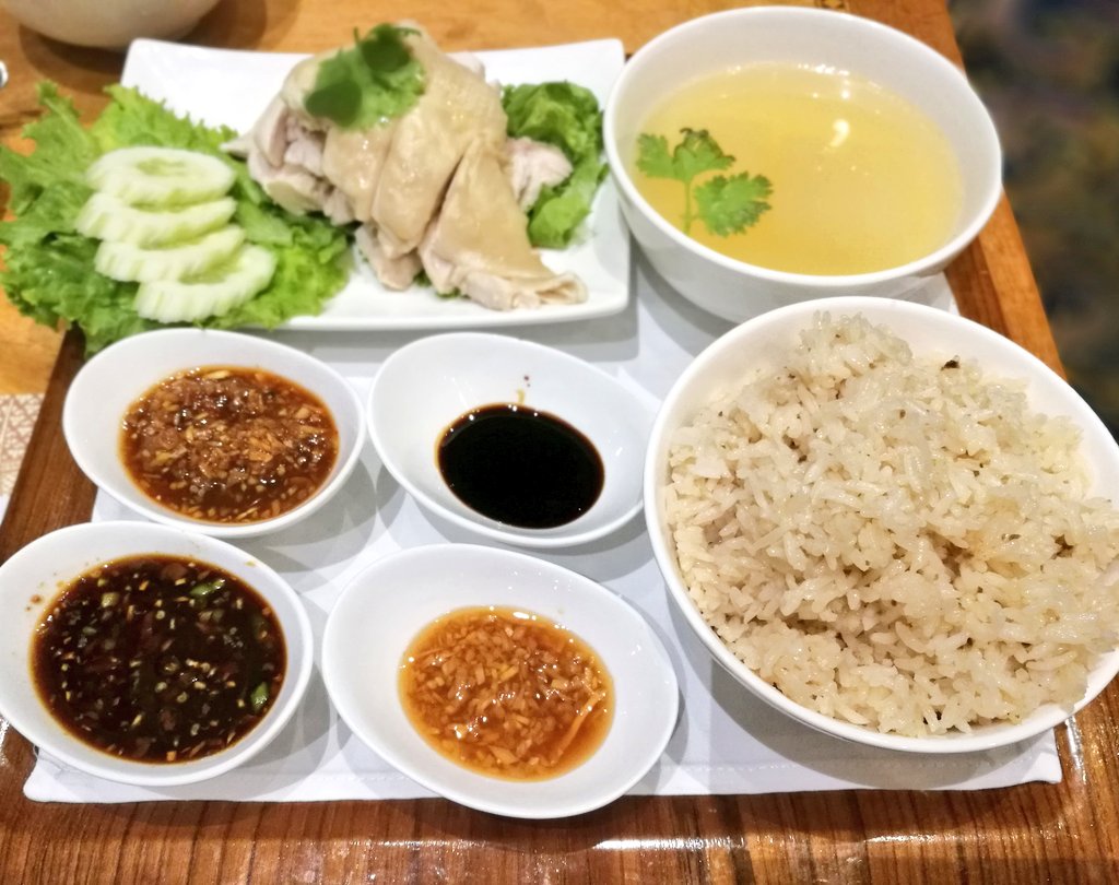 CshareYshare's tweet photo. วันก่อนได้ไปกินเมนูนี้มา อยากกินมานานตามเสียงเล่าอ้างว่า "ข้าวมันไก่ โรงแรมมณเฑียร" อร่อย ซึ่งก็อร่อยจริงๆเนื้อไก่แน่นเต็มไม่แฉะไม่แห้ง ข้าวมันหอมนุ่ม น้ำซุปใส่ฟักชิ้นโตนี่ดีมาก เซ็ทละ280฿ ทานคนเดียวไม่หมดนะ #baareview #บ้ารีวิว #อร่อยไปแดก #aroihere #ข้าวมันไก่ #โรงแรมมณเฑียร https://t.co/Xts3cp9FVr