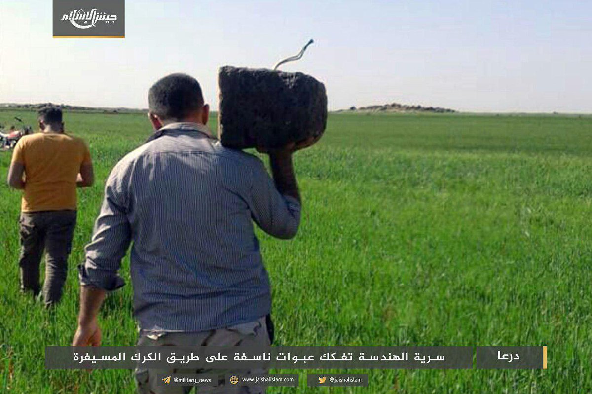 Islamarmy_eng3's tweet photo. #Jaish_al_Islam
#Daraa
The engineering company dismantle an IED on al-Karak-Mseefra road in Daraa countryside. https://t.co/VSPFRcOci8
