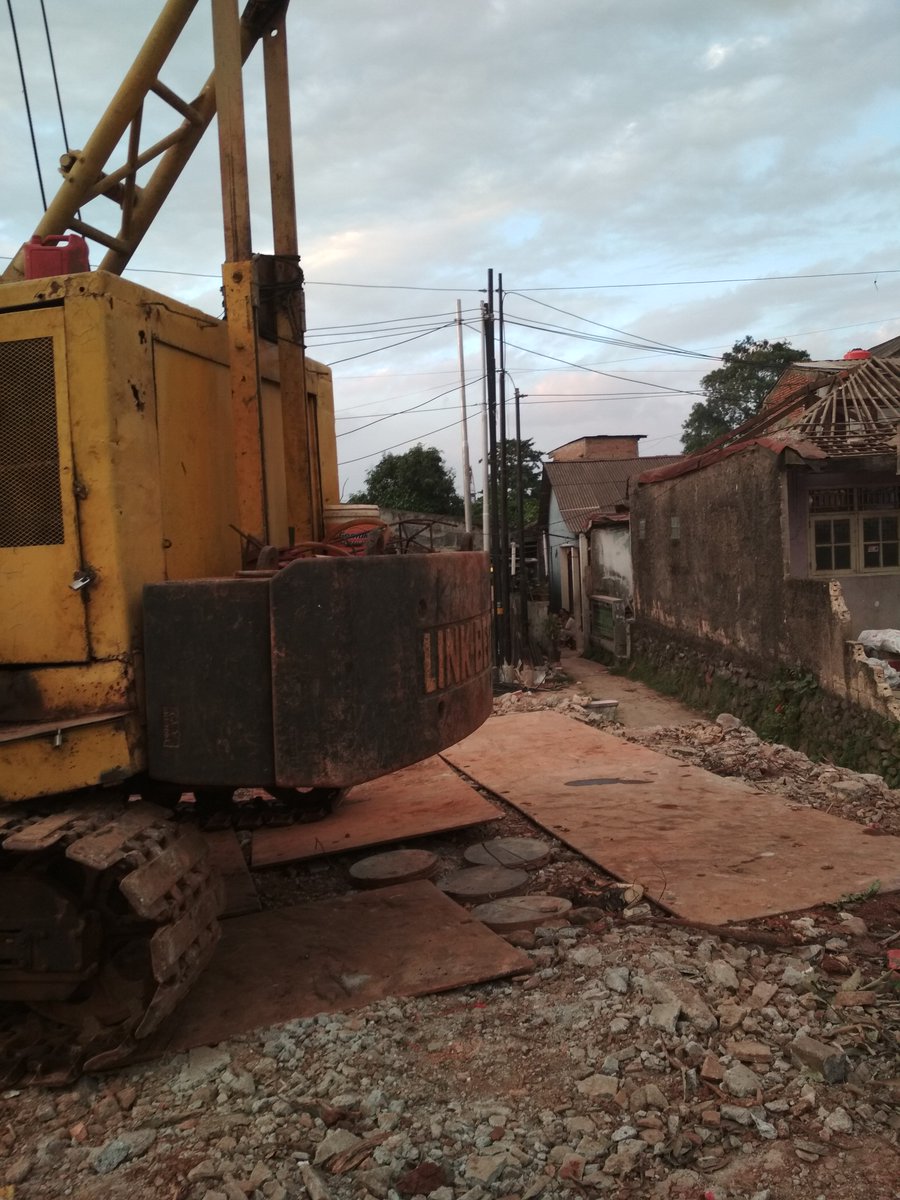 elquadt's tweet photo. @DKIJakarta @aniesbaswedan rumah ku tertutup paku bumi, jngkan kompensasi, sosialisasi ke warga pun tak ada. Mhn dibantu pak anies lokasi di jl brigif ciganjur https://t.co/LRDGnZQnE2