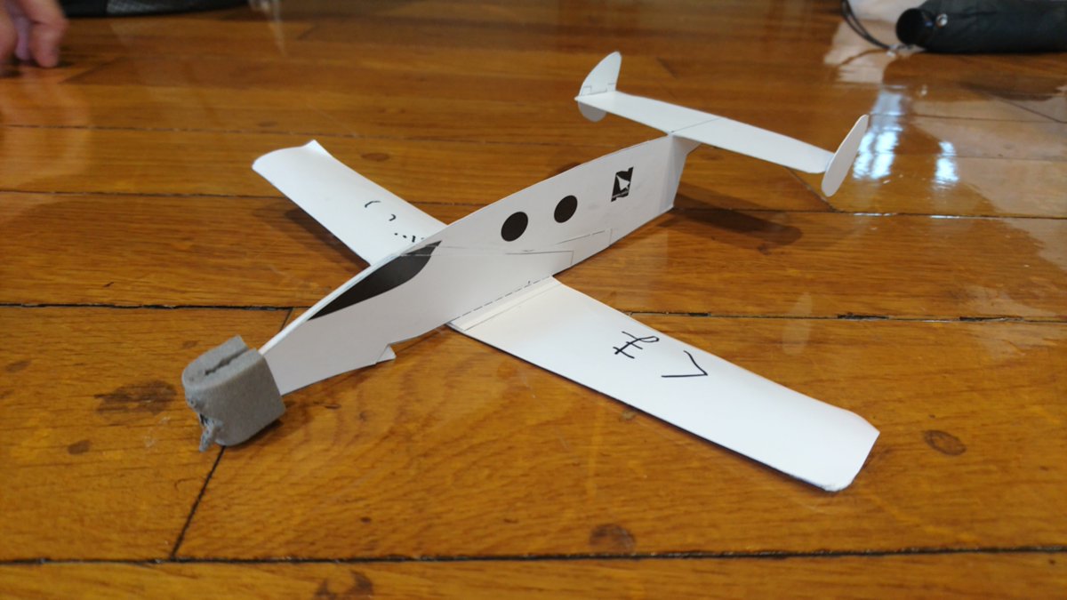 東京都市大学 理工学部 機械システム工学科 2日目は 有翼飛翔体の空力性能の単目的最適化を学習しました 評価関数 飛行距離 の最高値は31 8 M 壁に衝突した参考記録 でした 紙飛行機大会