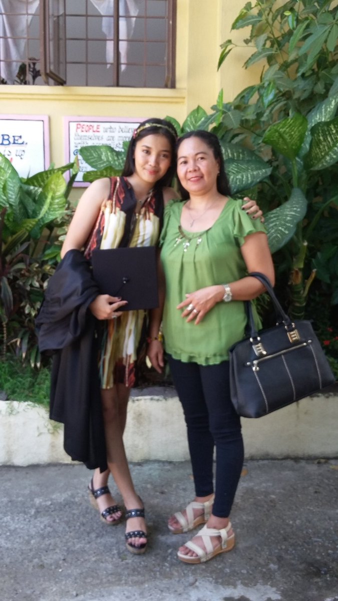 ginelletorrano's tweet photo. with my mother 💕
#GraduationDay2018 🎓🎉
#NESHS https://t.co/UPBqrSuIzA
