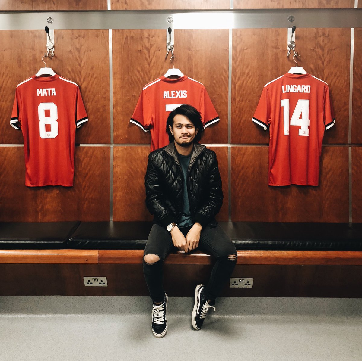 aliiskandar_'s tweet photo. Salam Manchester United. 🔴

aku mengaku, Manchester United sebuah club yang sangat hebat. 👌🏻

#DSTroopers
#DashingGoesManchester 
#duniasukanXdashing https://t.co/wRAm3NoUs0