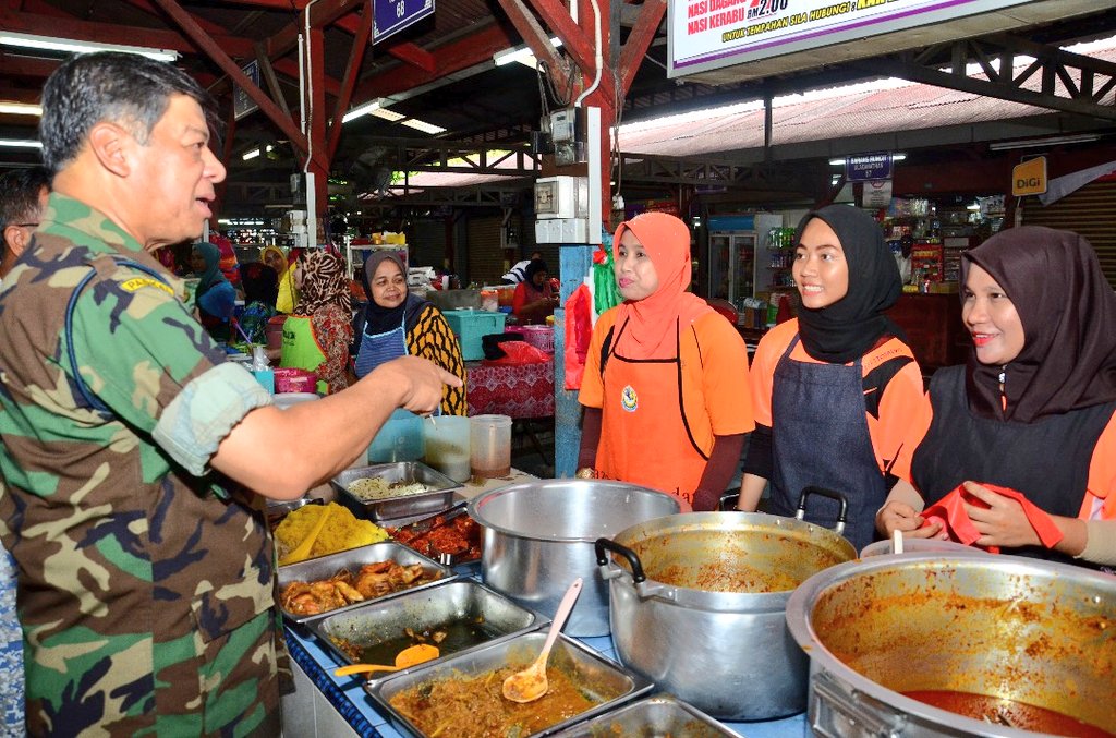 HQ Western Fleet (@mpa_barat) on Twitter photo TS <a href="/mykamarul/">Kamarul</a> dan DS <a href="/roslan1531/">VAdm Roslan Ramli</a> mengambil kesempatan beramah mesra bersama <a href="/NavyPeople/">박현섭</a> & meninjau kawasan pasar Pangkalan #TLDM Lumut
#PerkasaPerwira
#kebajikan
<a href="/tldm_rasmi/">Royal Malaysian Navy</a> <a href="/HishammuddinH2O/">Hishammuddin Hussein 🇲🇾</a> <a href="/myjointforce/">myjointforce</a> <a href="/MINDEFMalaysia/">MINDEF Malaysia</a> <a href="/MkPLTLDM/">RMN HQ LNB Official</a> TS <a href="/mykamarul/">Kamarul</a> dan DS <a href="/roslan1531/">VAdm Roslan Ramli</a> mengambil kesempatan beramah mesra bersama <a href="/NavyPeople/">박현섭</a> & meninjau kawasan pasar Pangkalan #TLDM Lumut
#PerkasaPerwira
#kebajikan
<a href="/tldm_rasmi/">Royal Malaysian Navy</a> <a href="/HishammuddinH2O/">Hishammuddin Hussein 🇲🇾</a> <a href="/myjointforce/">myjointforce</a> <a href="/MINDEFMalaysia/">MINDEF Malaysia</a> <a href="/MkPLTLDM/">RMN HQ LNB Official</a>