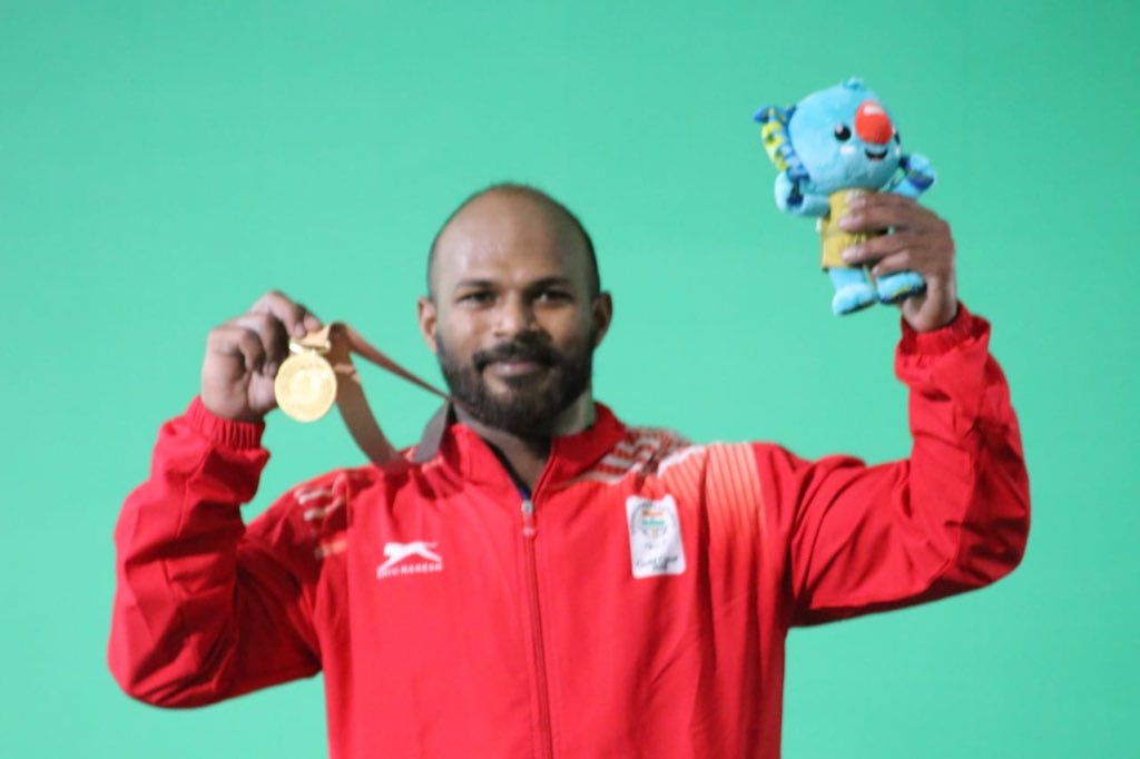 Ra_THORe's tweet photo. 3rd🥇in 3 days- an incredible performance by our unstoppable weightlifters!

Victory repeats itself! Sathish Shivalingam creates record for winning back-to-back weightlifting🥇in 77 kg at CWG. After clinching🥇in 2014 CWG, he now grabs his 2nd🥇medal at #CWG2018. Proud moment! https://t.co/DsSONGBmNc