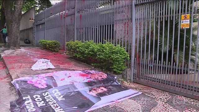 JornalDaGlobo's tweet photo. MST assume autoria do ato de vandalismo ao prédio de Cármen Lúcia em BH: https://t.co/qz7c1Z2FzS #JornalDaGlobo https://t.co/IuVCiIRnTp