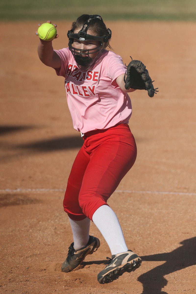 KlineSportsPics's tweet photo. In their third game of the week, Paradise Valley High School Varsity Softball traveled to face the Rattlers of North Canyon High. At least 2 foul balls landed on Union Hills Drive, but no cars were injured during the photographing of this game! #PVHSPride https://t.co/SXeatPYkk0