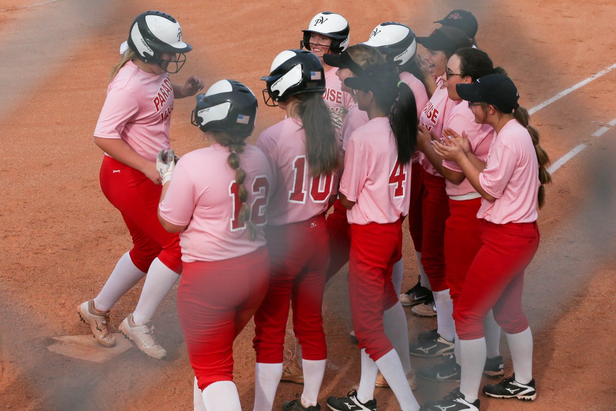 KlineSportsPics's tweet photo. In their third game of the week, Paradise Valley High School Varsity Softball traveled to face the Rattlers of North Canyon High. At least 2 foul balls landed on Union Hills Drive, but no cars were injured during the photographing of this game! #PVHSPride https://t.co/SXeatPYkk0