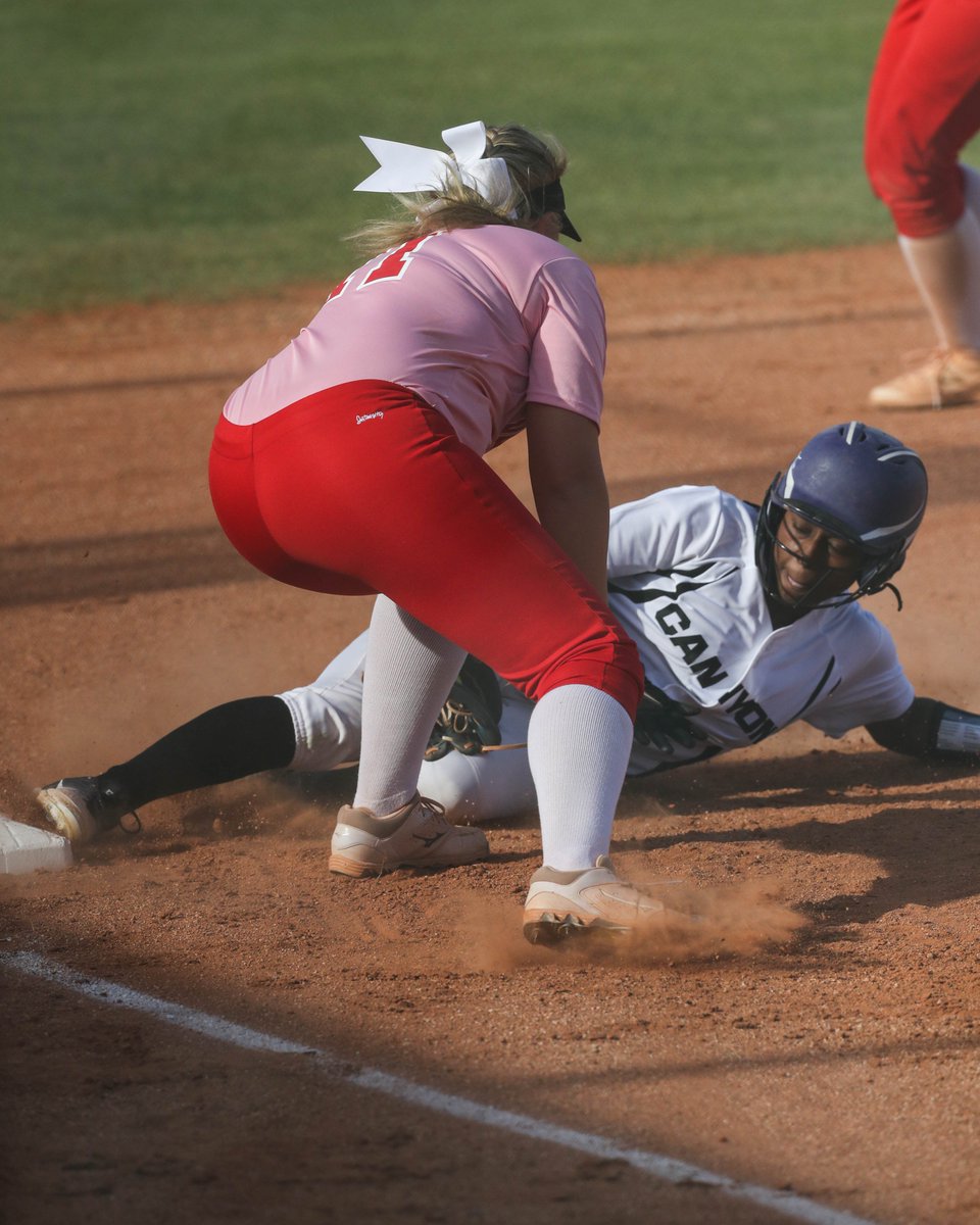KlineSportsPics's tweet photo. In their third game of the week, Paradise Valley High School Varsity Softball traveled to face the Rattlers of North Canyon High. At least 2 foul balls landed on Union Hills Drive, but no cars were injured during the photographing of this game! #PVHSPride https://t.co/SXeatPYkk0