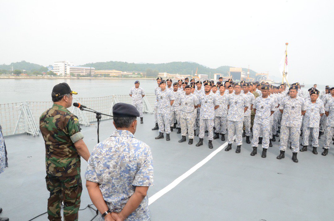 HQ Western Fleet (@mpa_barat) on Twitter photo TS <a href="/mykamarul/">Kamarul</a> mengambil peluang beramah mesra dan menyampaikan amanat kpd warga #NavyPeople <a href="/kdjebat29/">KD JEBAT</a>
#AdmiralonDeck
#AdmiralHittheDeck
#kesiagaan
#kebajikan
<a href="/roslan1531/">VAdm Roslan Ramli</a> <a href="/tldm_rasmi/">Royal Malaysian Navy</a> <a href="/MINDEFMalaysia/">MINDEF Malaysia</a> <a href="/MkPLTLDM/">RMN HQ LNB Official</a> TS <a href="/mykamarul/">Kamarul</a> mengambil peluang beramah mesra dan menyampaikan amanat kpd warga #NavyPeople <a href="/kdjebat29/">KD JEBAT</a>
#AdmiralonDeck
#AdmiralHittheDeck
#kesiagaan
#kebajikan
<a href="/roslan1531/">VAdm Roslan Ramli</a> <a href="/tldm_rasmi/">Royal Malaysian Navy</a> <a href="/MINDEFMalaysia/">MINDEF Malaysia</a> <a href="/MkPLTLDM/">RMN HQ LNB Official</a>