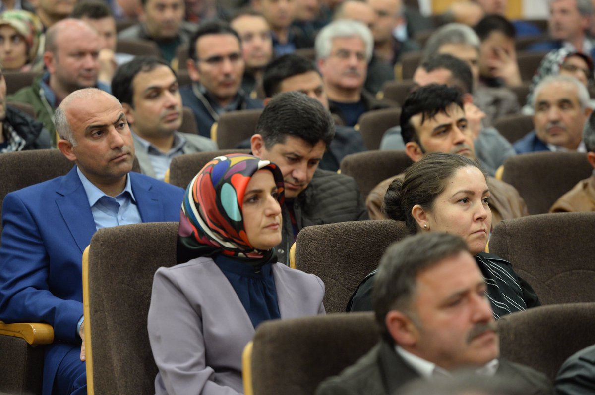 "Eğitim öğretmeni otorite olarak görmeyi,ondan alabileceğini almayı gerektirir.Öğrencinin öğretmene not için parmak salladığı 'hoca görüşürüz' dediği yerde işin rayını çıkarırsınız rayını."

Fatih,Akşemseddin'e not verdi mi? Böyle bir performans oldu mu?
Taslak da,ısrar da yanlış