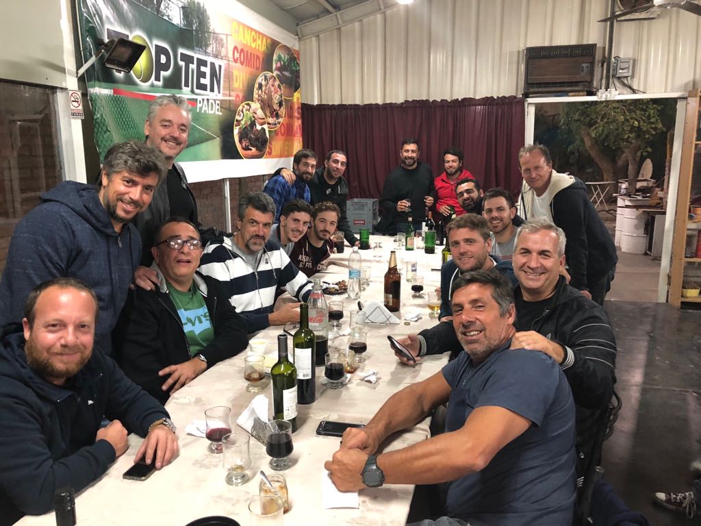 luchotec26's tweet photo. Todo el grupo de la Davis y voley de @TyCSports unidos en un gran asado del viernes por la noche
@MJaite64 @hugoconte7 @jotamrinaldi @JoseMontesano @turumunuera @LeanSteeb @FabriRaco @VientodeAdentro @JLarre85 @SebaVolpe @LDelfante @bernanft https://t.co/GqJp43aS85
