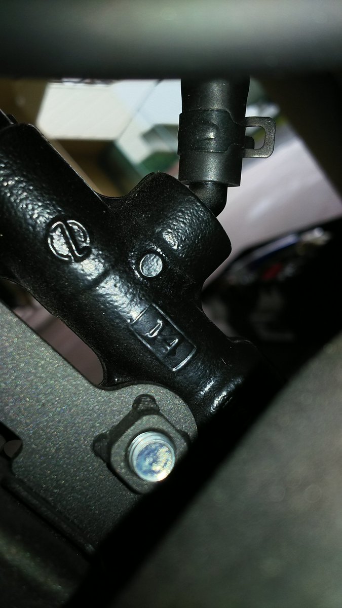 yossy620's tweet photo. #VERSYA-X250 のリアブレーキマスターは14mmでした。 車体表側には「7」の刻印があり騙されそうでしたが、裏側に「14」の刻印がありました。 https://t.co/NczWLRtJvS