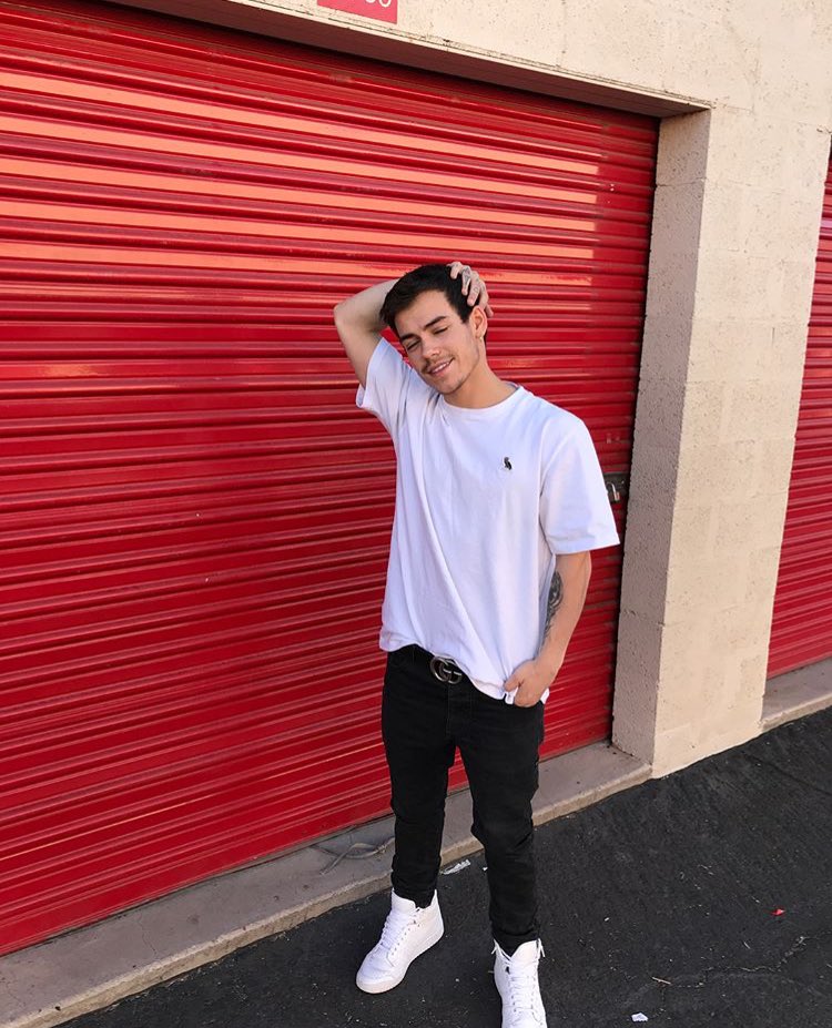 i saw love simon and it was freaking unbelievably amazing  🌈