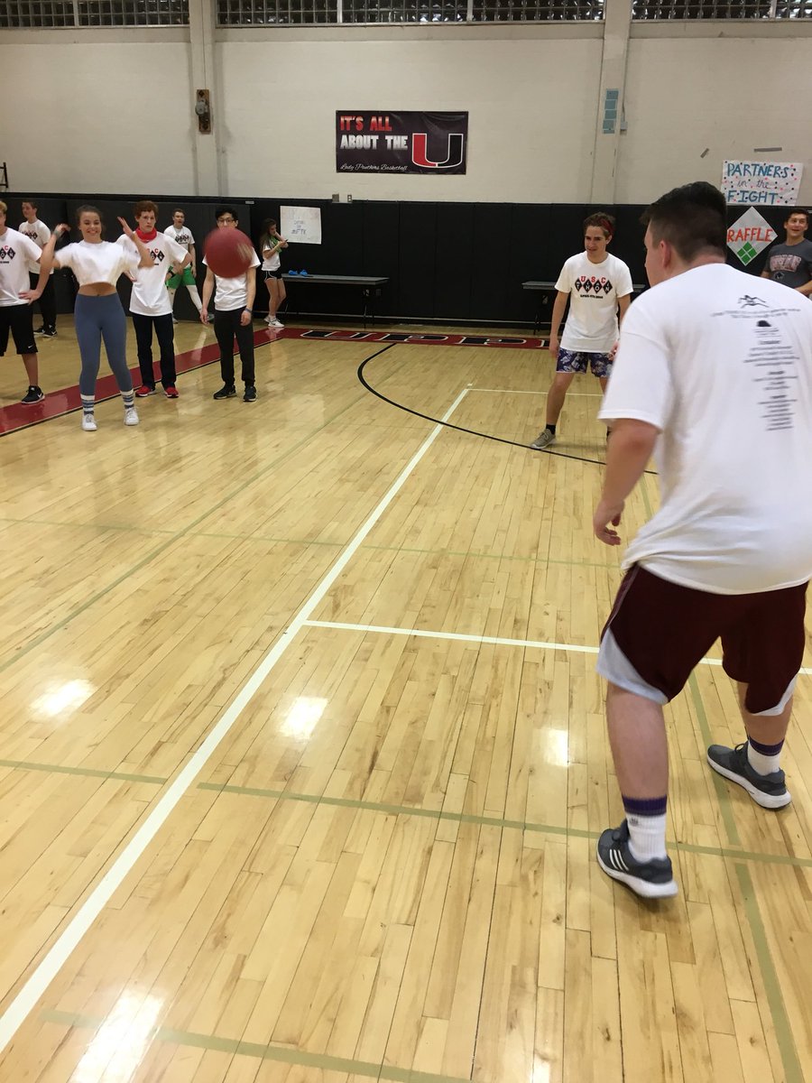 uthon_'s tweet photo. Some small gym festivities keeping the night alive‼️ 🎉🏐🏀 #nukeem #pickupbball #whyiTHON https://t.co/fzA9RDa4sz