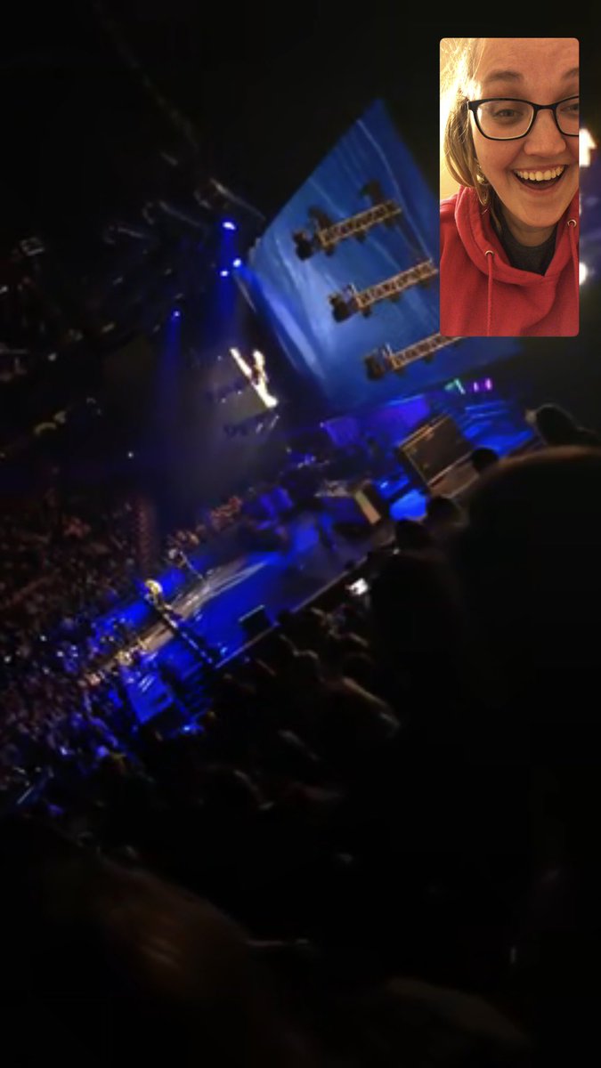 kkroger34's tweet photo. The closest Iโll ever see my favorite @lindsayell thanks to FaceTime and my sissy @lisharuegsegger #ItsLikeIWasThere #IfOnly #JustMadeMyWeekend https://t.co/FAUPpLjoQj