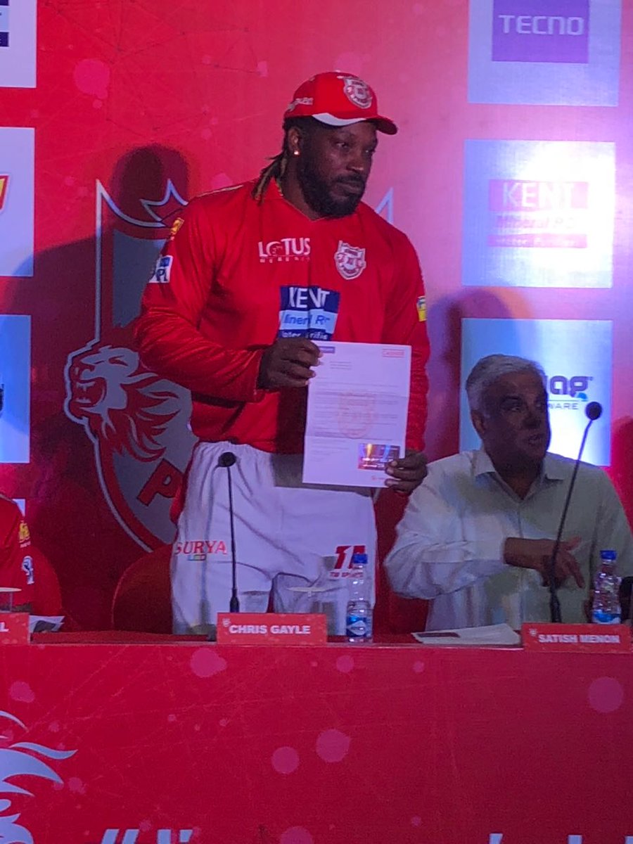 MatchMoveWallet's tweet photo. Gayle showing off Cashier-MatchMove card!! #LivePunjabiPlayPunjabi #KXIP #KingsXIPunjab #VIVOIPL #MatchMovePay #BankInAnyApp https://t.co/VD7oG8cG8x