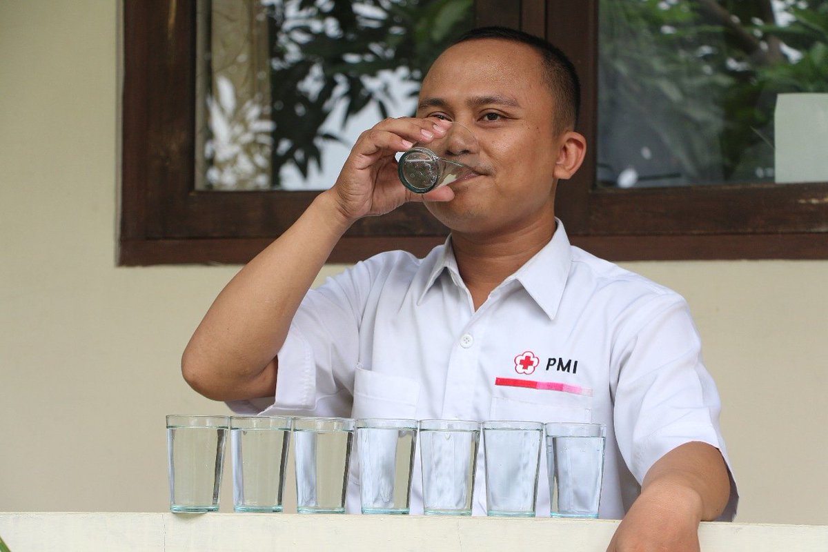 palangmerah's tweet photo. Malas minum air putih? Yuk mulai hari ini, paksakan diri untuk minum minimal 8 gelas sehari atau setara dengan 2 liter sehari. Cek manfaat minum air putih disini https://t.co/azBJhy2RMf
#Healthforall #HealthyInsideOutside #PMISiapBantu https://t.co/UmE2IlsqgM
