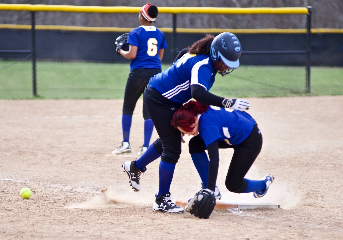 bjwardsports's tweet photo. @WiseSoftball is not playing with you. Get out of the basepath. @WisePumaSports https://t.co/qrreAI6SpG