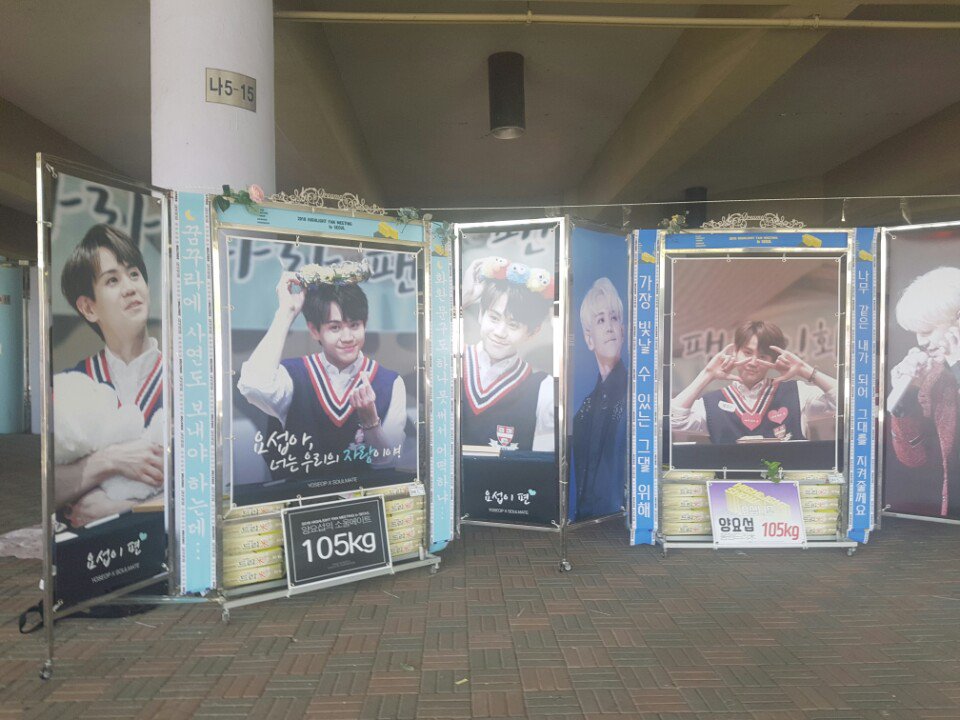 Angelwing1016's tweet photo. 나눔장소입니다! 화환뒤로오시면 됩니다!!! https://t.co/OmU6fKV3Bz