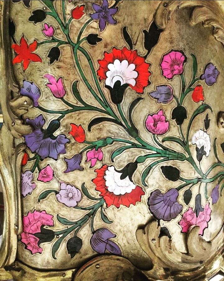 PoldiPezzoli's tweet photo. #fiorinellarte
Un dettaglio della nostra #pendola parigina del #Settecento, orologio restaurato da #OpenCare e #ArassBrera per #restituzioni2018 grazie a @intesasanpaolo, in mostra alla #reggiadivenaria fino al 16/09 per “La fragilità della bellezza”. #poldipezzoli https://t.co/a84zlCJuVP