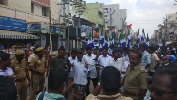 JuniorVikatan's tweet photo. 'தண்ணீரை வங்கியில் டெபாசிட் செய்யணும்' - போலீஸை மிரளவைத்த போராட்டக்காரர்கள் | #WeWantCMB | #GoHomeEPSnOPS | https://t.co/ad67DFMwVN https://t.co/s6bAjktDGb